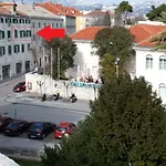 King Tom Street Apartman *