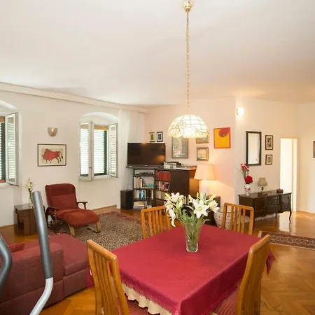 Apartment King Tom Street