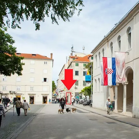 King Tom Street Σπλιτ